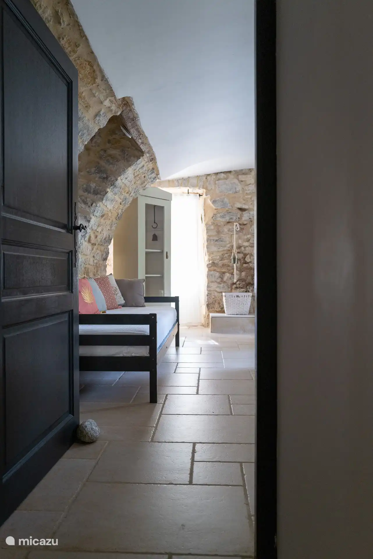 2ème chambre avec vue sur le 3ème lit et l’armoire.