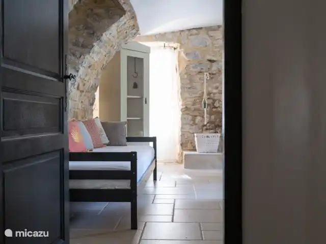 Gîte Le Bel Endroit huren in Frankrijk, Ardèche, Saint-André-de-Cruzières - gîte / cottage 2e slaapkamer met zicht op 3e bed en kledingkast.