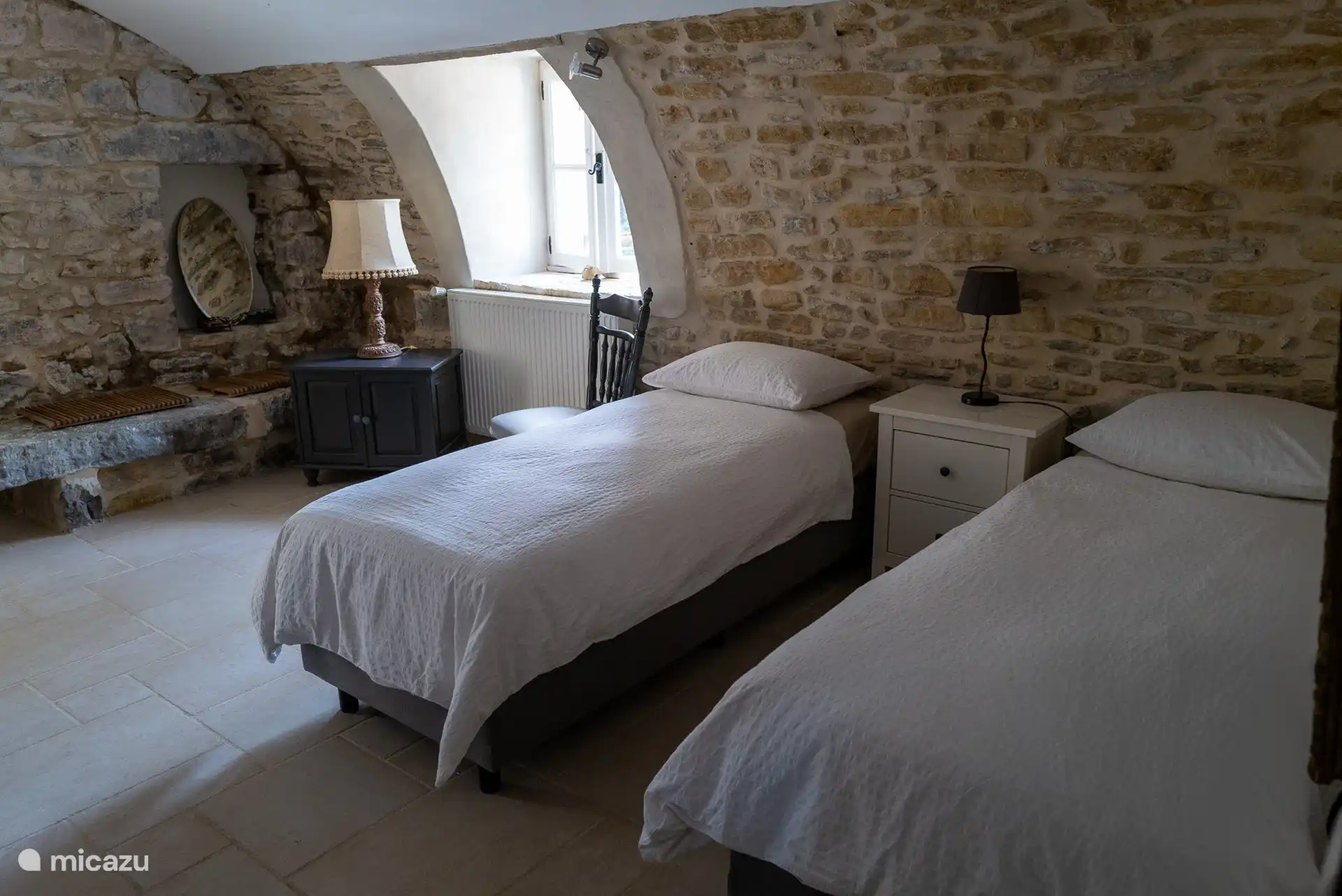 Sommier tapissier pouvant également être transformé en lit double.