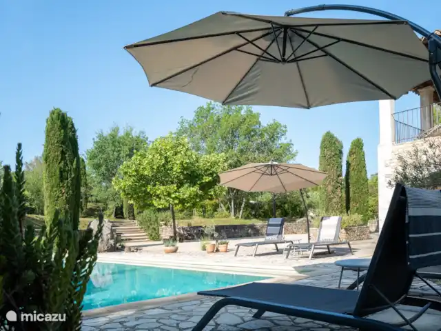 Gîte Le Bel Endroit huren in Frankrijk, Ardèche, Saint-André-de-Cruzières - gîte / cottage Heerlijk zwembad met ligstoelen en parasols.