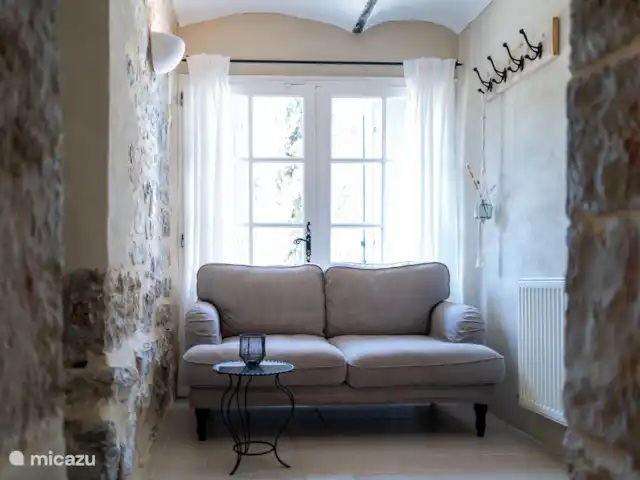 Gîte Le Bel Endroit huren in Frankrijk, Ardèche, Saint-André-de-Cruzières - gîte / cottage Tussenruimte met een fijne zitbank