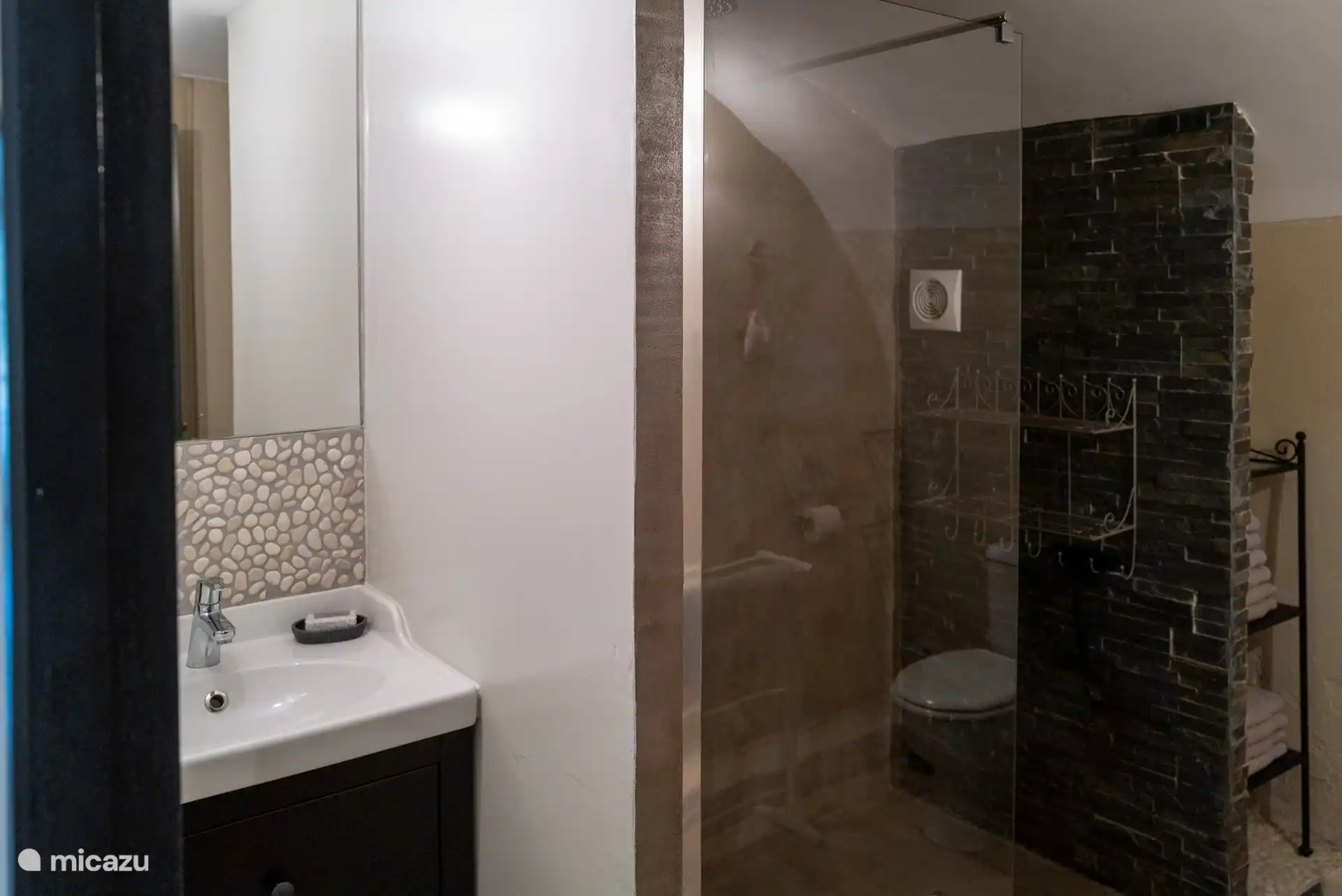 Salle d'eau avec douche à l'italienne, WC et meuble vasque