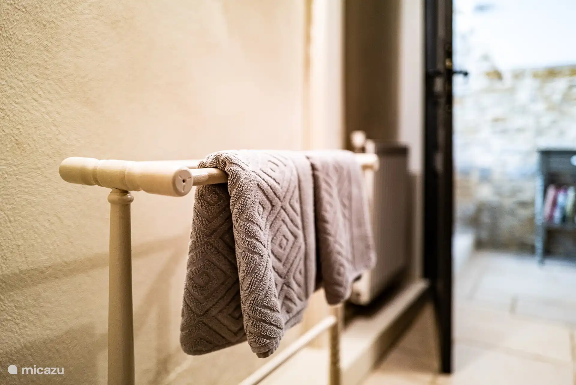 Nombre suffisant de tapis de bain et de serviettes de bain disponibles