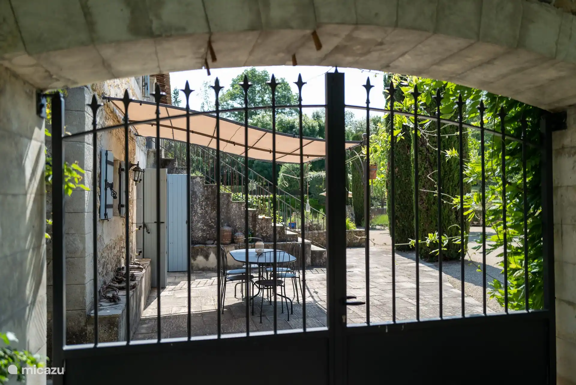 Portail avec vue sur la terrasse de la cuisine/salle à manger