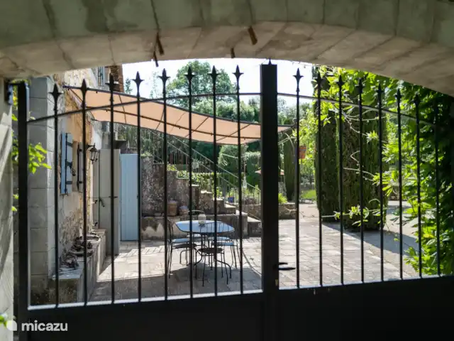 Gîte Le Bel Endroit huren in Frankrijk, Ardèche, Saint-André-de-Cruzières - gîte / cottage Poort met doorkijkje naar terras van de woonkeuken