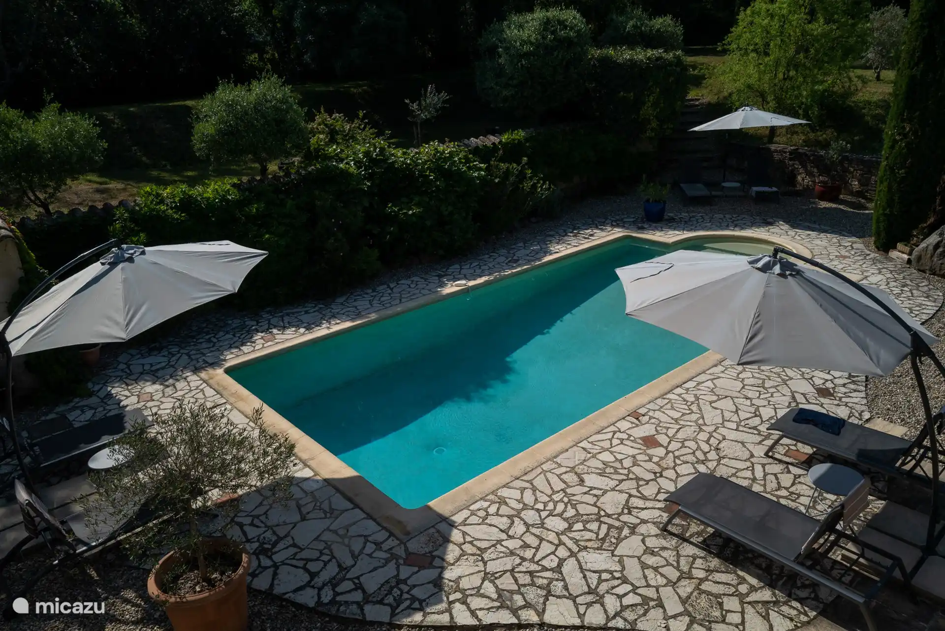 La piscine est chauffée en début et fin de saison