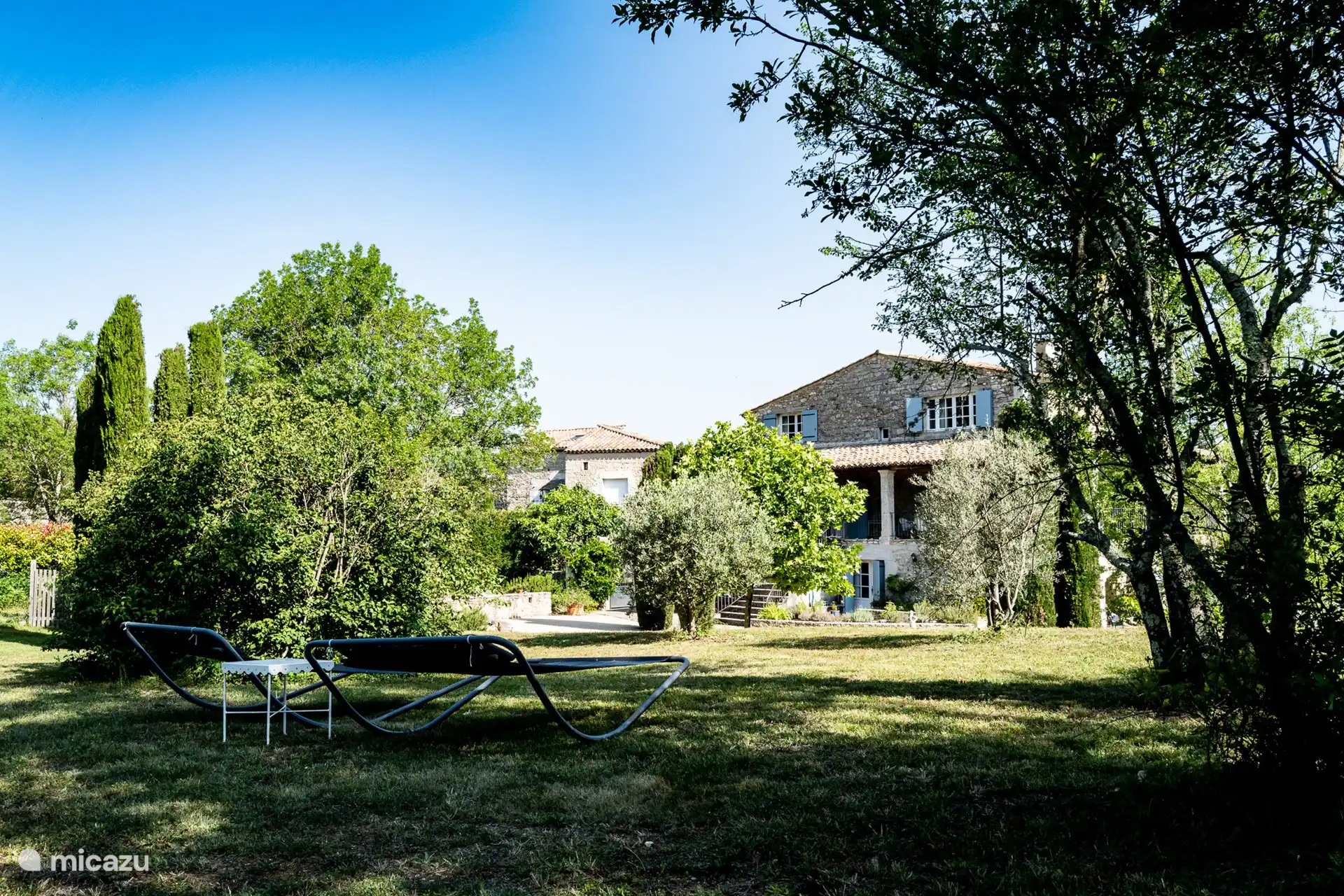 1ère terrasse avec de belles chaises longues et beaucoup d'ombre