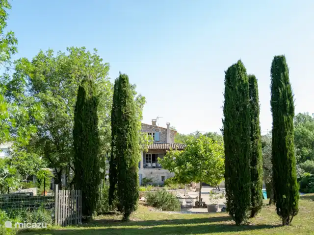 Gîte Le Bel Endroit huren in Frankrijk, Ardèche, Saint-André-de-Cruzières - gîte / cottage Voldoende schaduwplekken in de tuin.