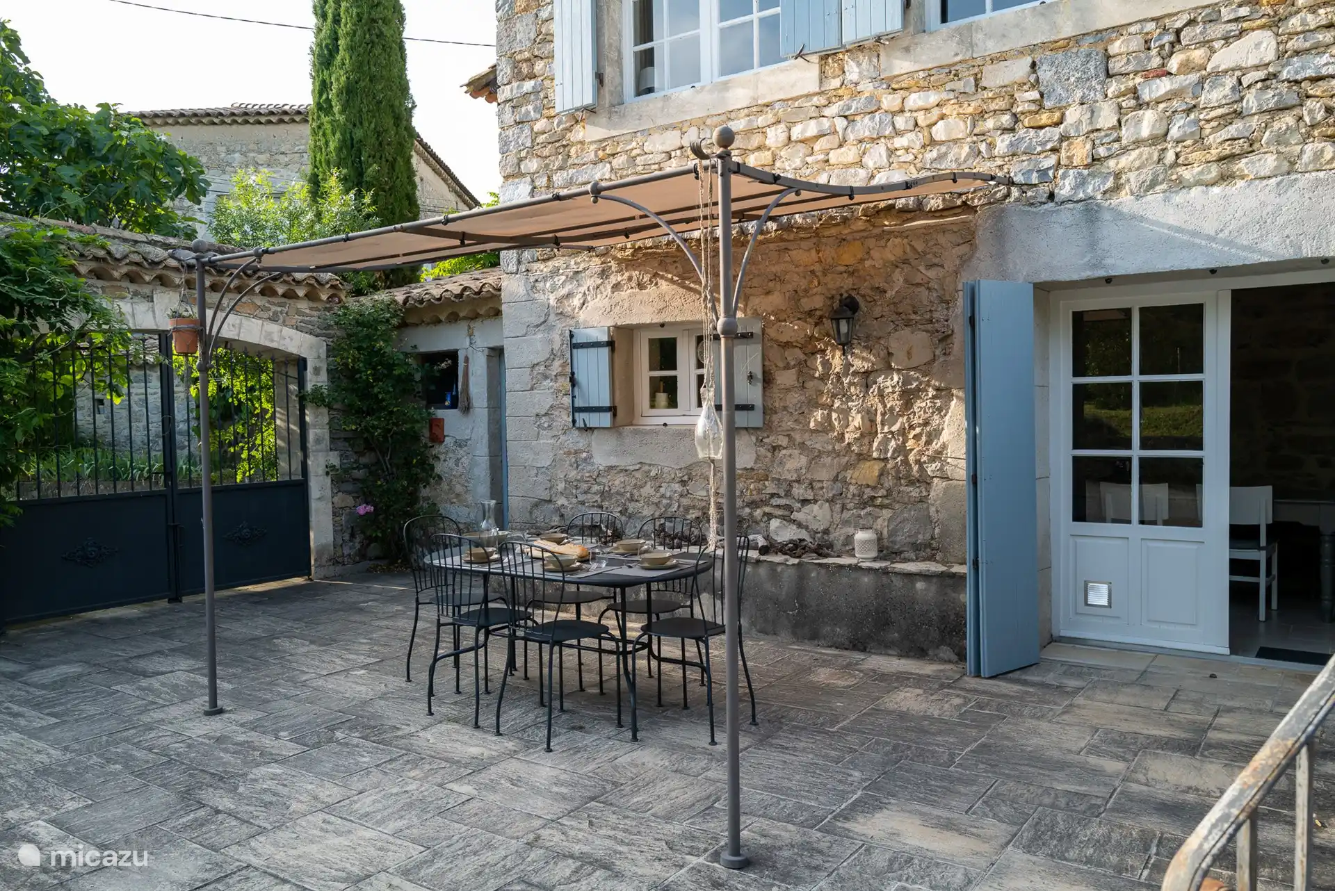 Terrasse près de la cuisine/salle à manger avec auvent. Volets contre le soleil et la chaleur.