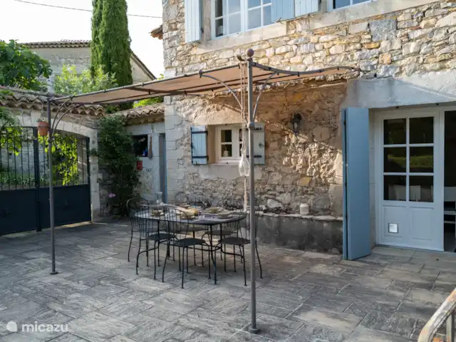Gîte Le Bel Endroit huren in Frankrijk, Ardèche, Saint-André-de-Cruzières - gîte / cottage Terras bij de woonkeuken met overkapping. Luiken tegen de zon en warmte.