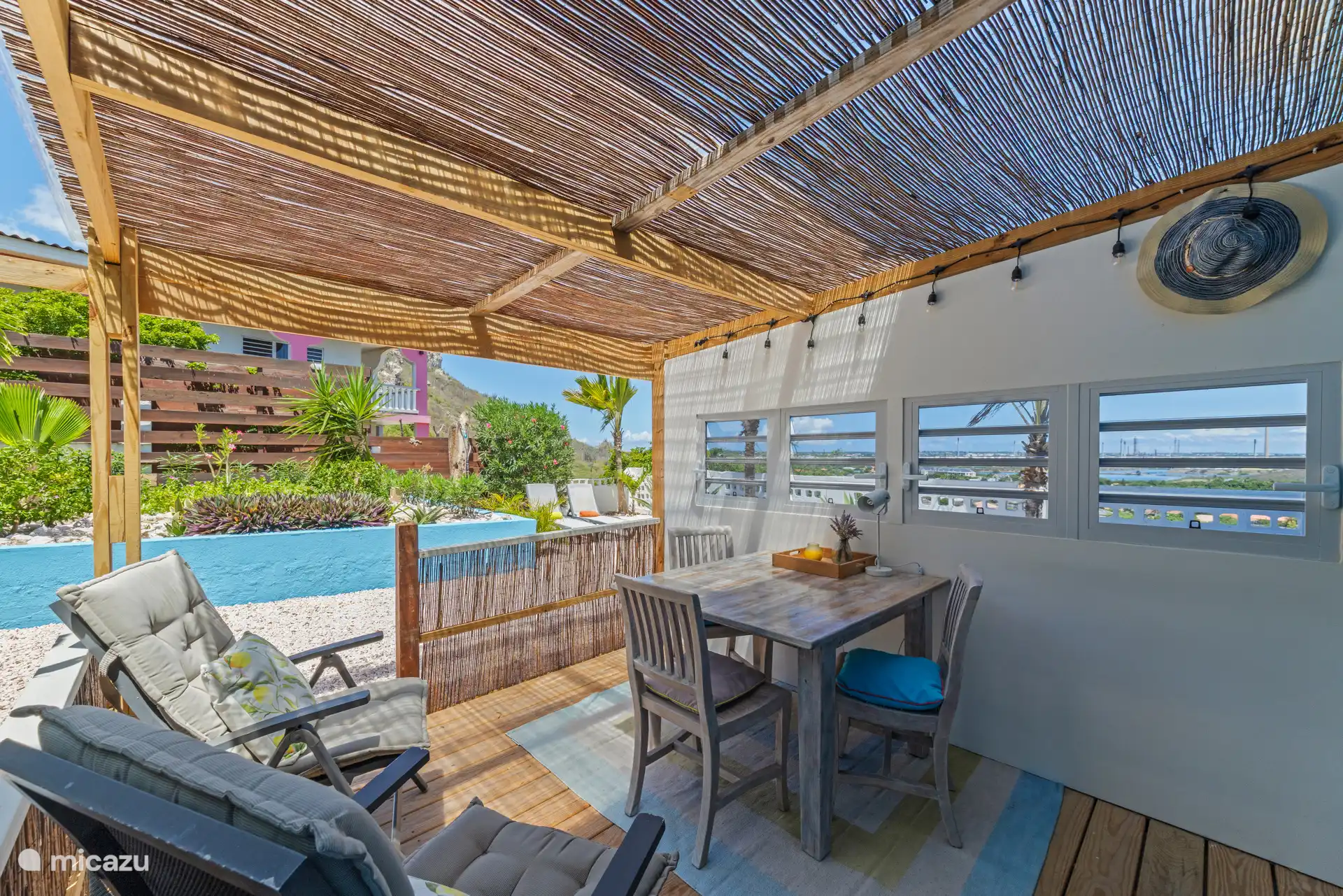 Terraza privada con vistas a un hermoso jardín tropical