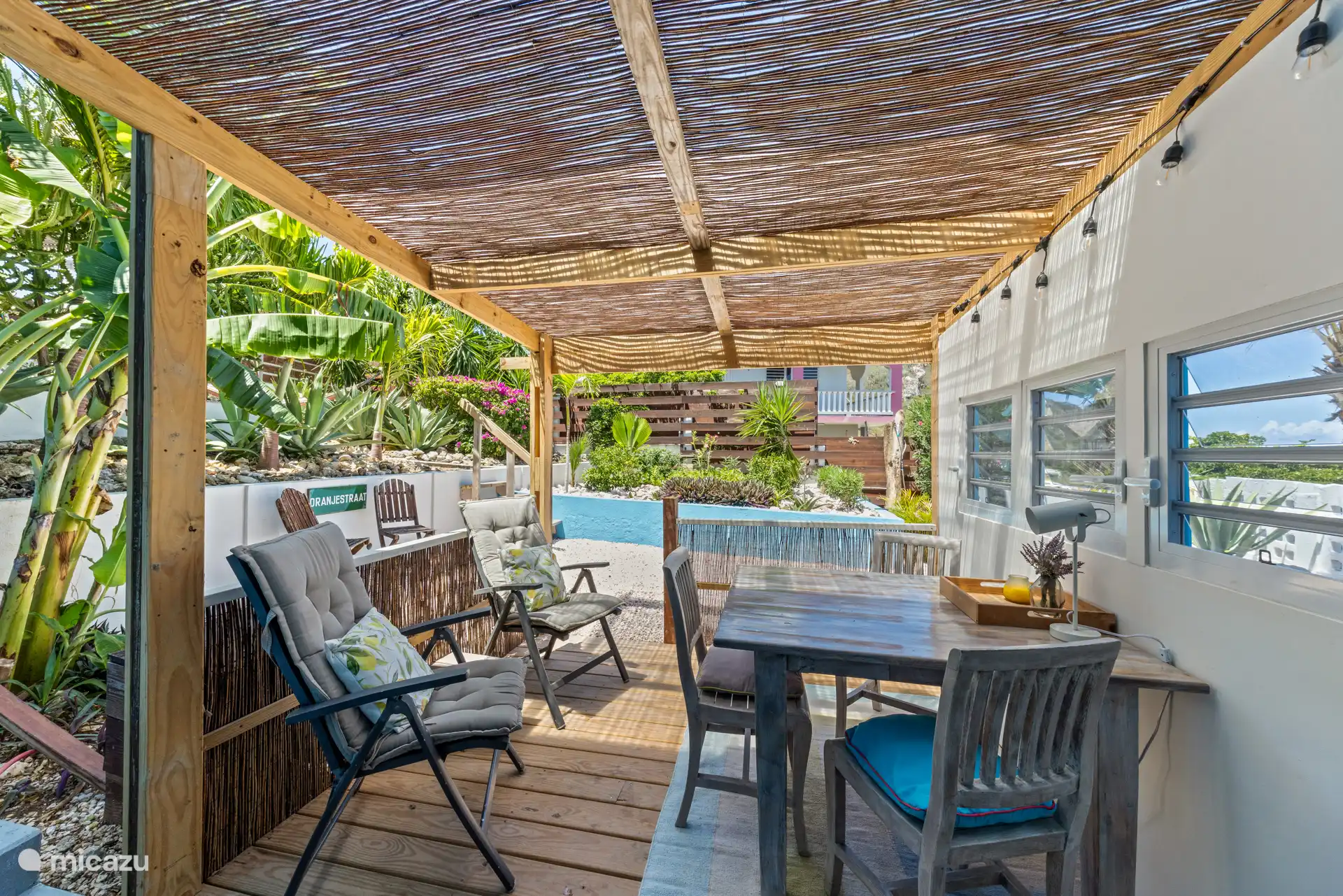 Terraza privada con vistas a un hermoso jardín tropical