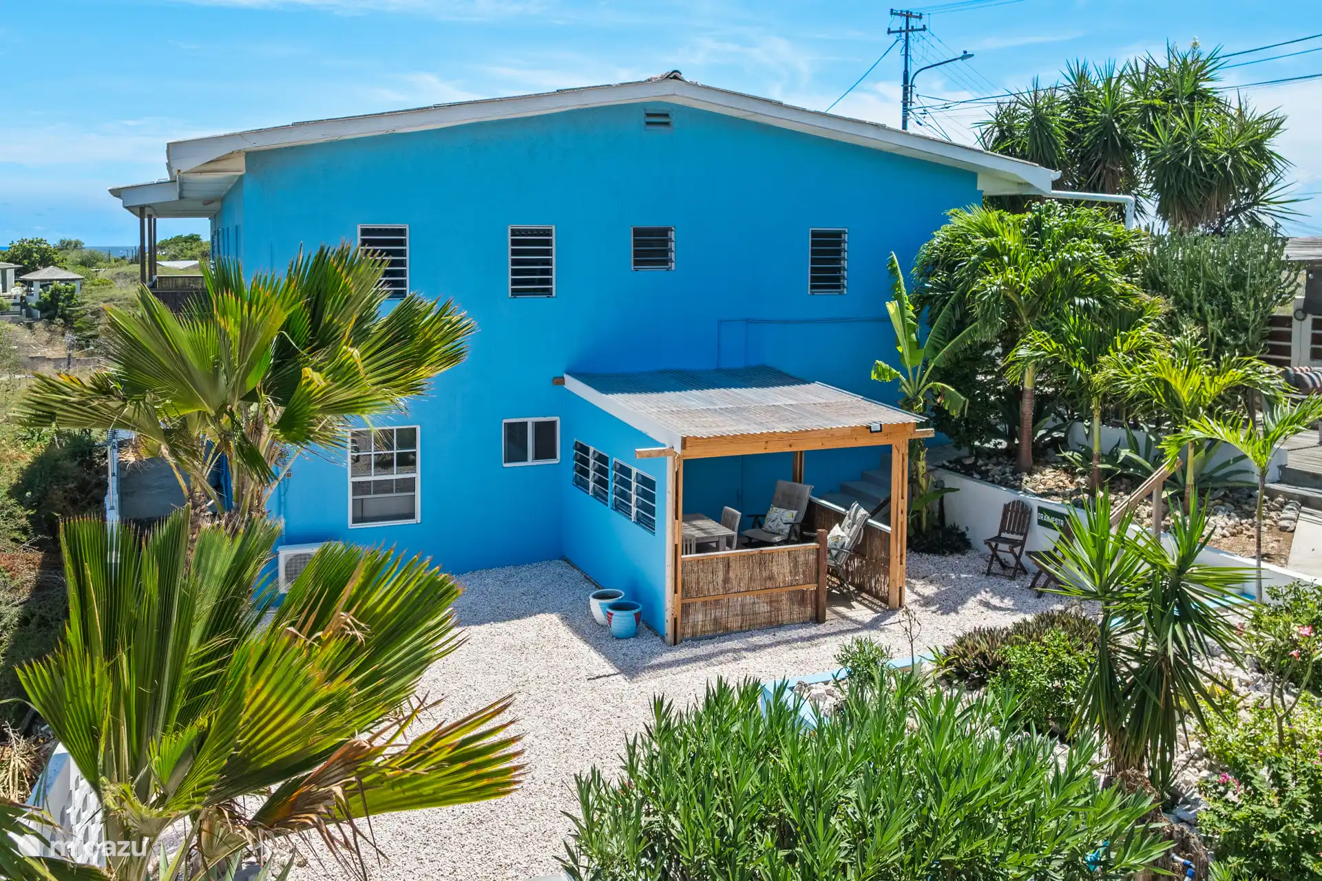 Terraza privada con vistas a un hermoso jardín tropical