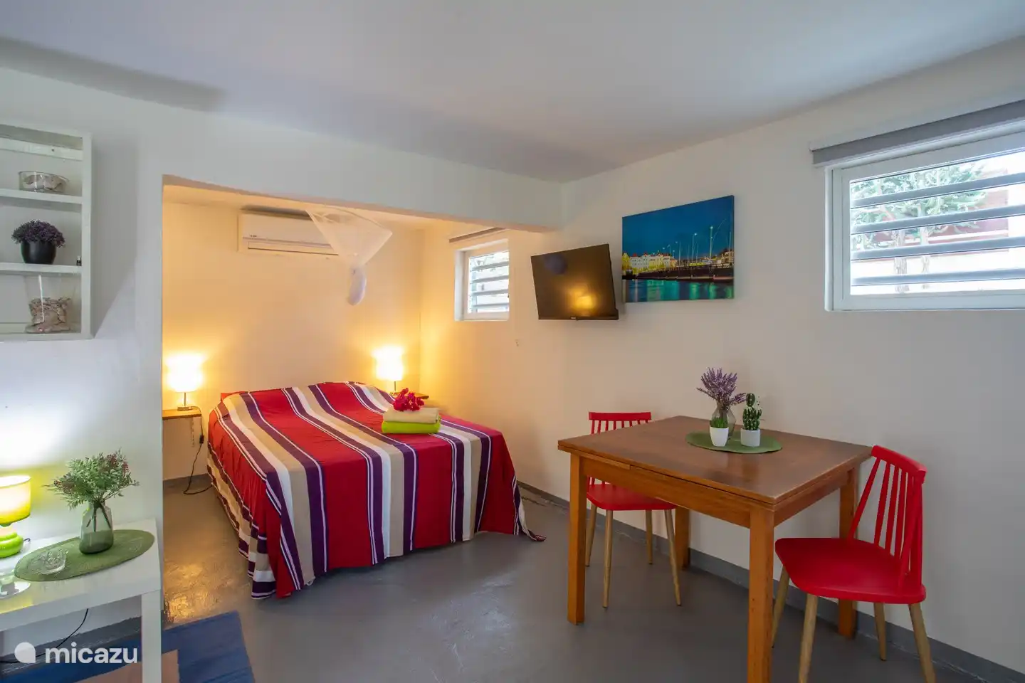 Lugar de trabajo y cama con televisión inteligente.