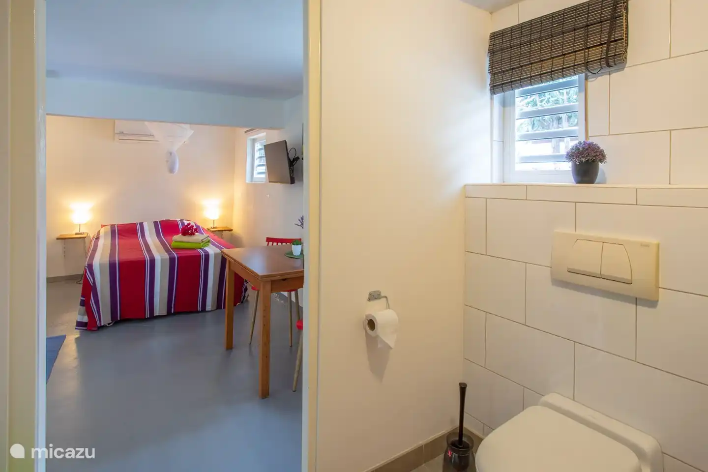 Estudio visto desde el baño