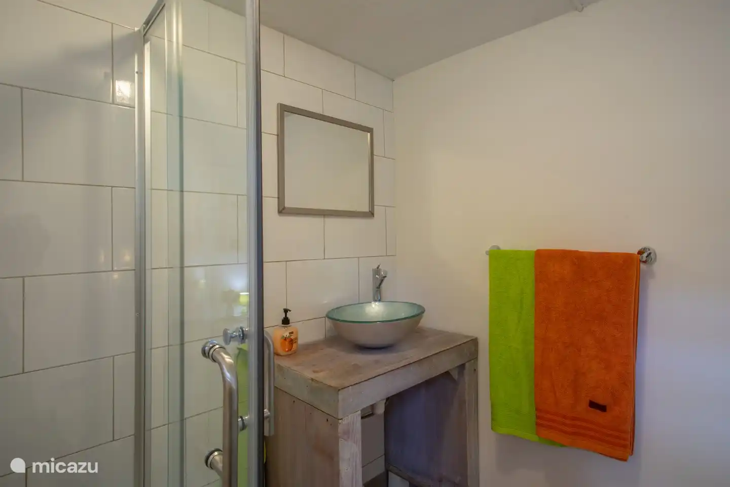 Cuarto de baño con lavabo, ducha y WC