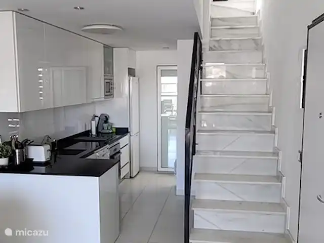 Que Vida! - ático en España, Costa Blanca, Los Arenales del Sol - penthouse Puerta al lavadero (donde se encuentra la lavadora) y escaleras a la azotea.