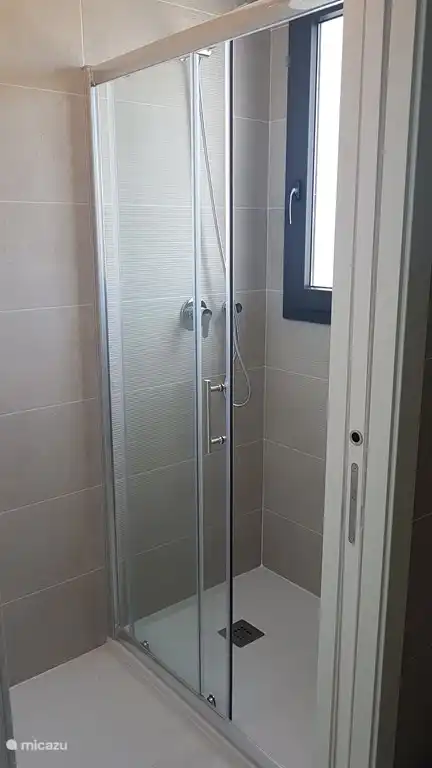 Geräumige Dusche, die separat vom WC abschließbar ist