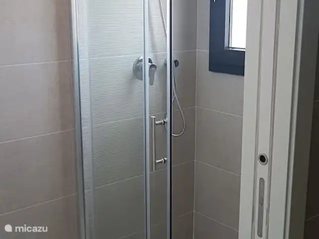 Que Vida! - ático en España, Costa Blanca, Los Arenales del Sol - penthouse Amplia ducha, se puede cerrar por separado del inodoro.