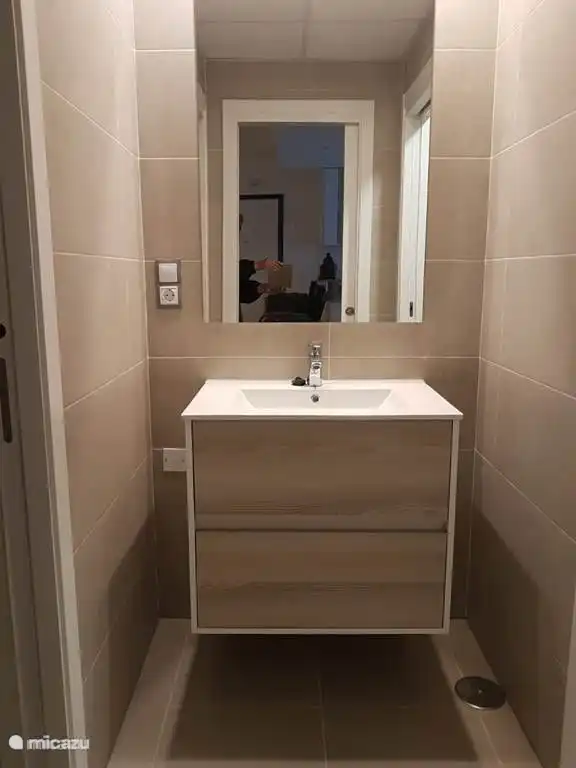 Das Waschbecken kann auch getrennt von Dusche und Toilette verschlossen werden