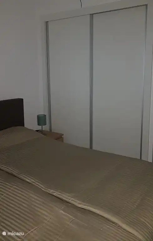 Schlafzimmer 1 /
1 Boxspringbett mit den Maßen 1,80 x 2,00, mit NASA-Memory-Foam-Topper