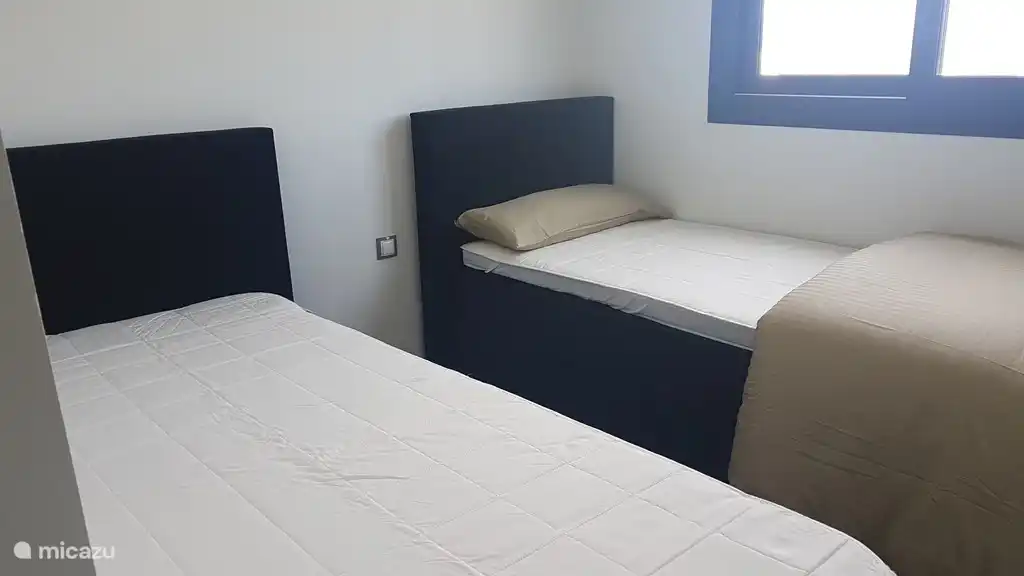 Schlafzimmer 2 -
2 Boxspringbetten à 90 x 200, beide mit NASA-Memory-Schaumauflage