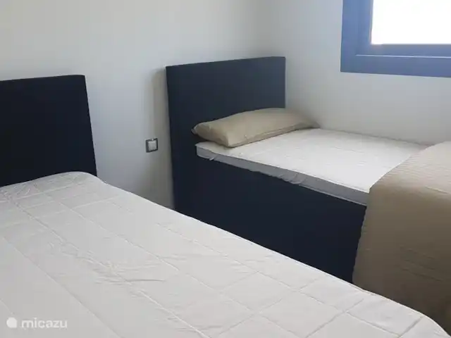 Que Vida! - ático en España, Costa Blanca, Los Arenales del Sol - penthouse dormitorio 2 -
2 somieres de 90 x 200 cada uno, ambos con topper viscoelástico de la NASA