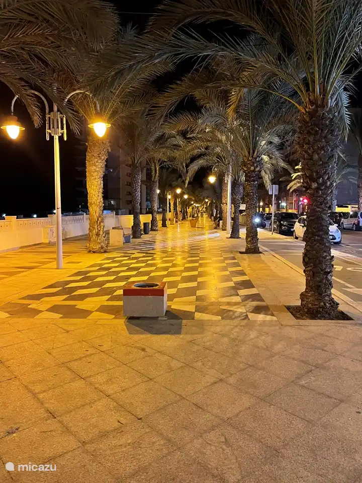 Boulevard in Arenales del Sol mit mehreren Restaurants und Terrassen