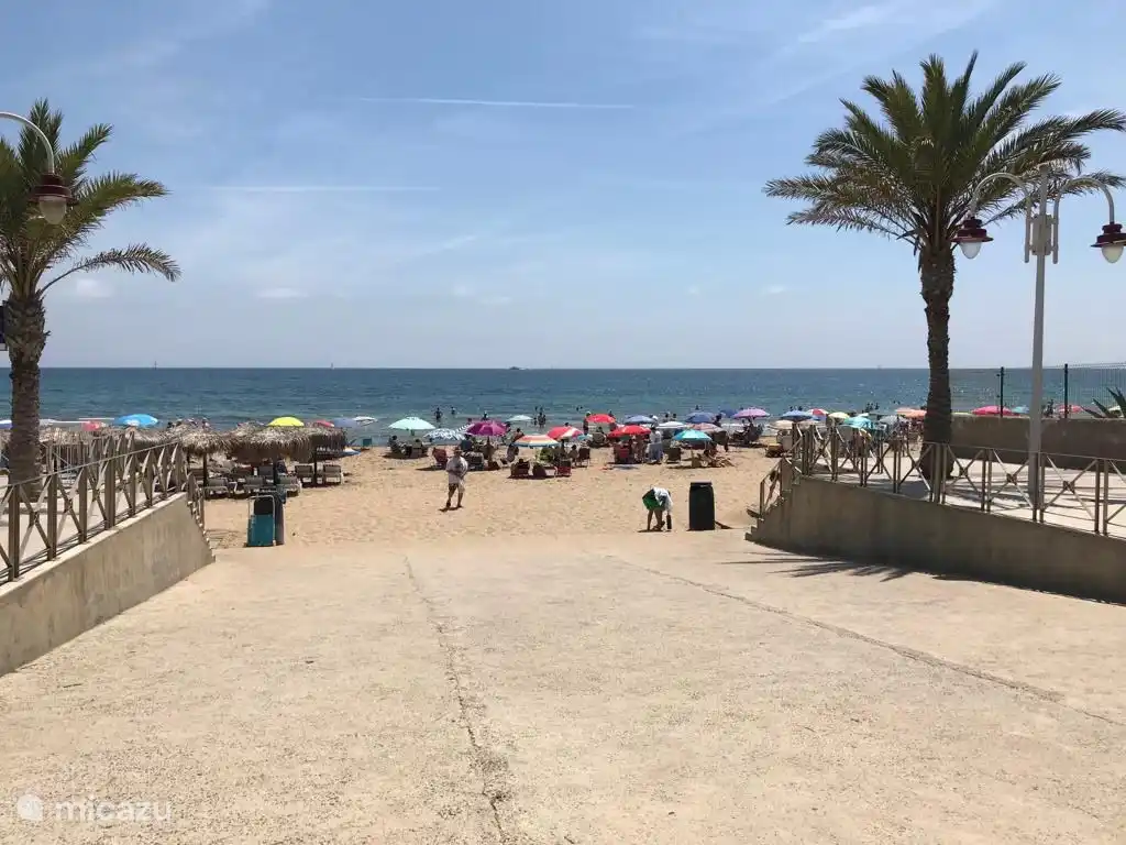 Einer der Strandeingänge in Arenales del Sol, ggf. Strandliege und Sonnenschirm zu mieten.