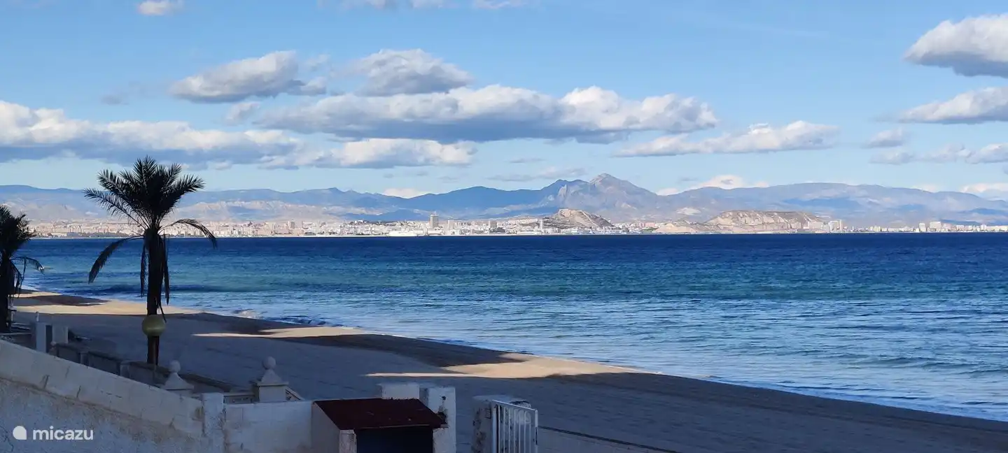 Blick auf Alicante (+Burg auf dem Berg) vom Boulevard Los Arenales