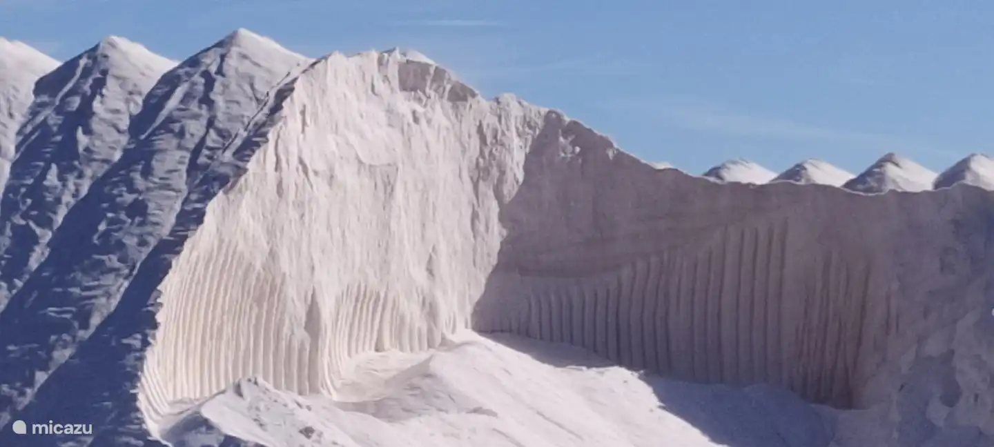 Salzberge entlang der N332. Die Mineralien aus dem Salz lindern rheumatische Erkrankungen und COPD (laut unseren Gästen)