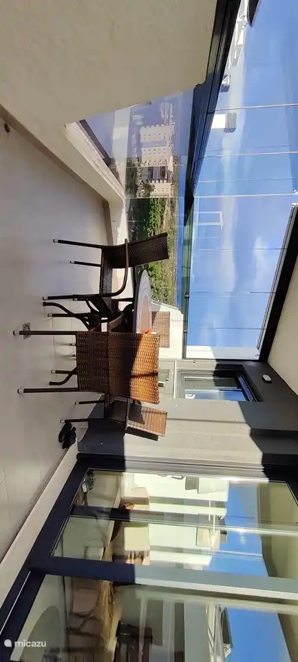 Geräumiger Balkon vor dem Wohnzimmer. Die Glasvorhänge können geöffnet werden