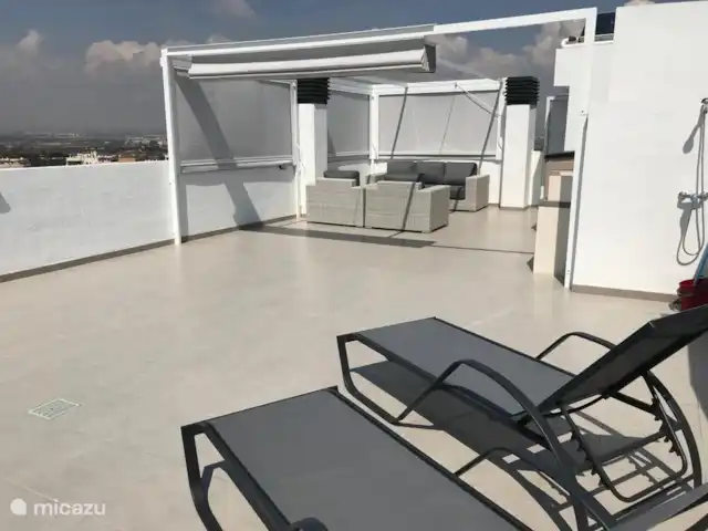 Que Vida! - ático en España, Costa Blanca, Los Arenales del Sol - penthouse La misma azotea, con la barbacoa y la ducha (de agua fría) a la derecha