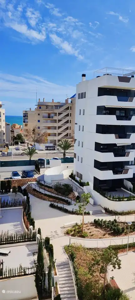 Blick vom Balkon. Die Farbe des Meeres zeigt, dass das Wetter schön ist