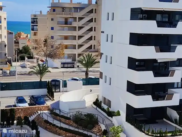Que Vida! - ático en España, Costa Blanca, Los Arenales del Sol - penthouse Vista desde el balcón. El color del mar muestra que el clima es hermoso.