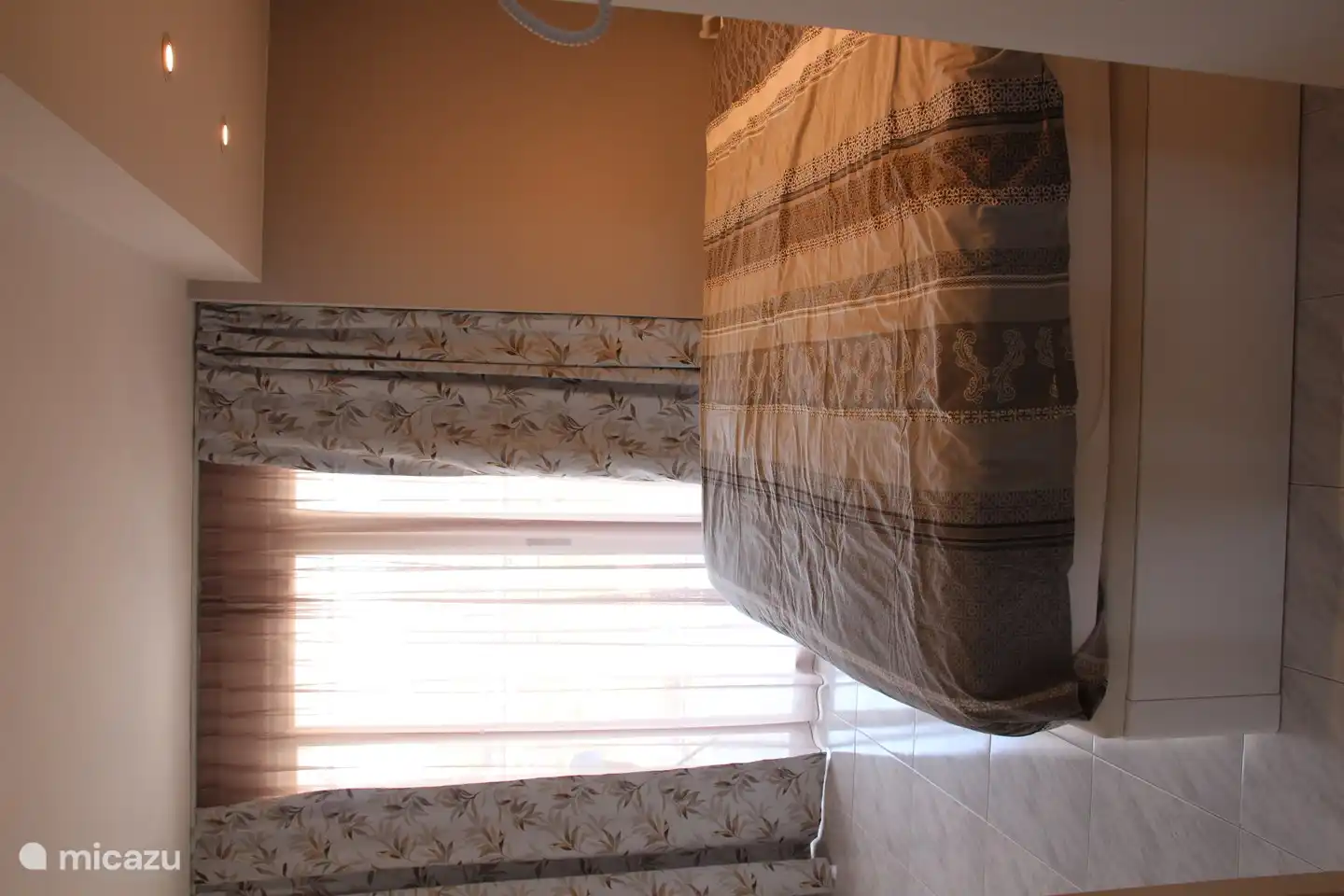 La chambre principale avec un lit double spacieux et un grand balcon donnant sur Playa d Aro et les montagnes