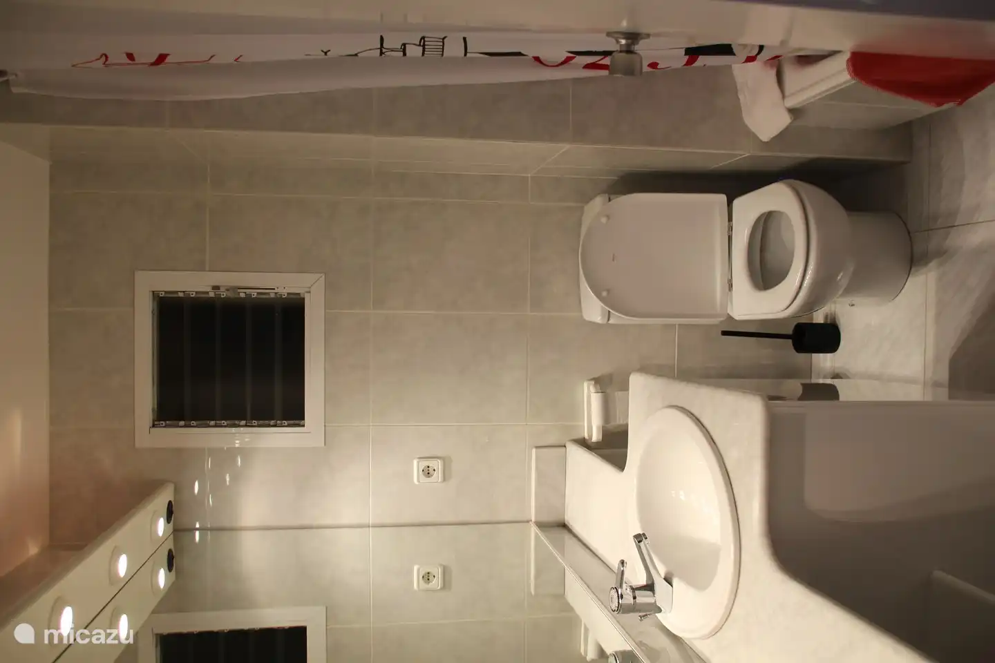 Il s'agit de la salle de bain avec baignoire, douche et meuble vasque.