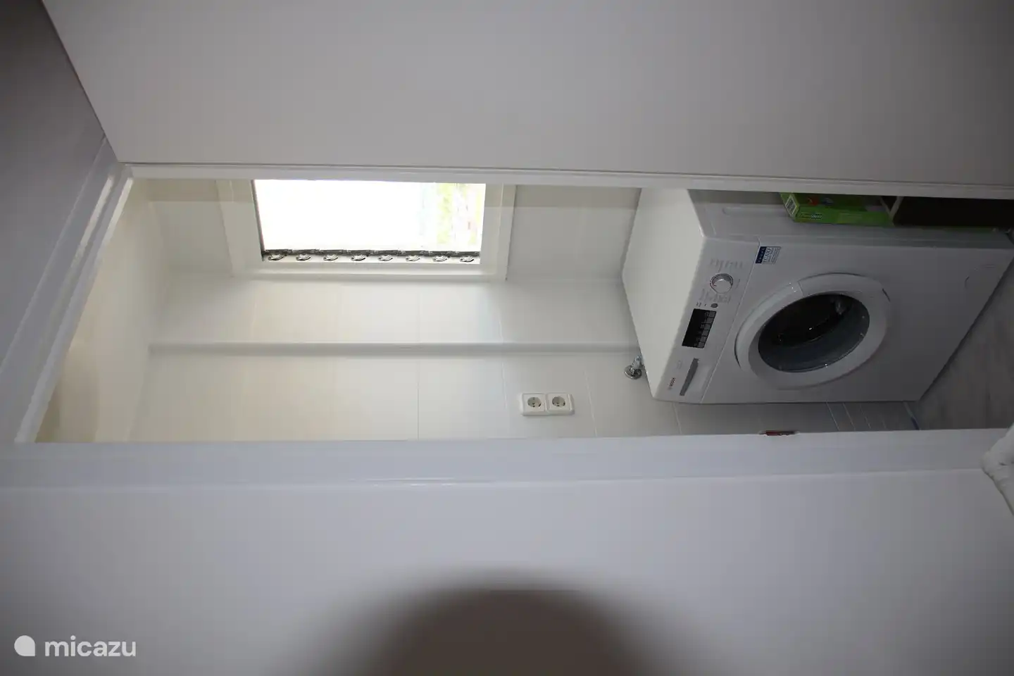 La buanderie avec le lave-linge