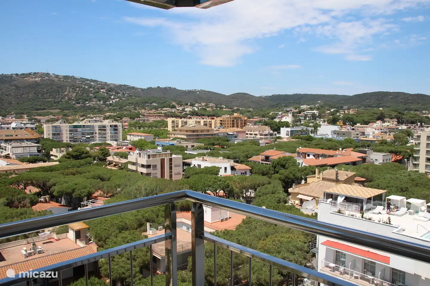 Une photo du balcon à l'arrière de l'appartement.