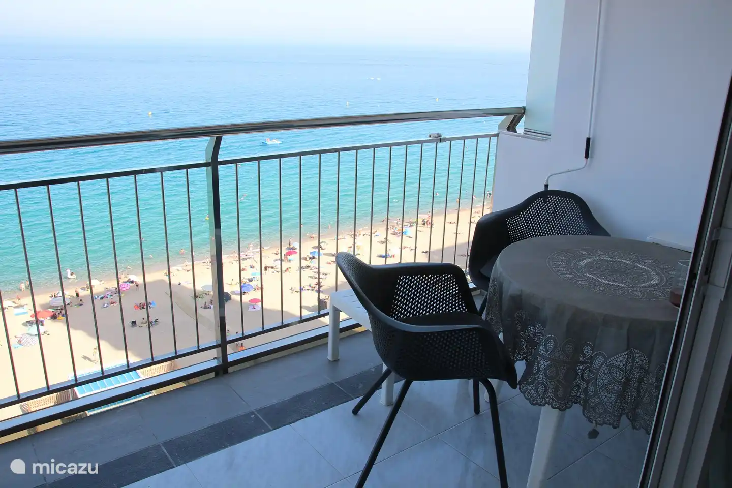 Le coin salon sur le balcon à l'avant