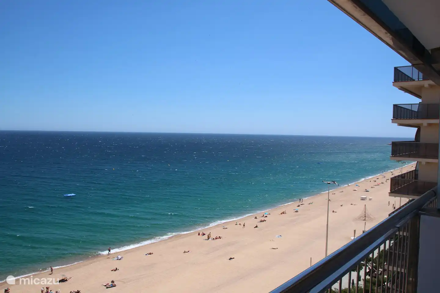 vue sur la plage à droite