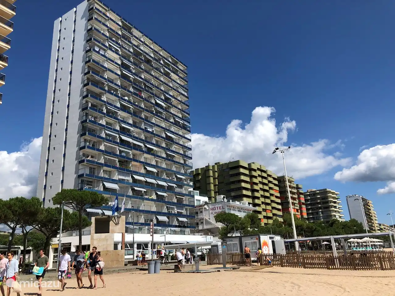 Vous pouvez marcher jusqu'à l'appartement depuis la plage. En dessous de l'appartement se trouve une boulangerie et un supermarché et vous pouvez également garer votre voiture dans le parking privé