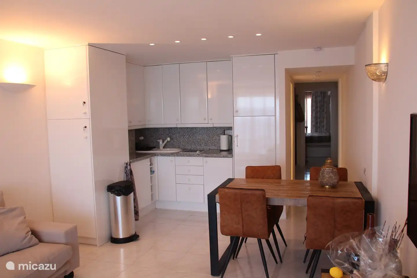 la cuisine avec coin repas et le couloir des deux chambres