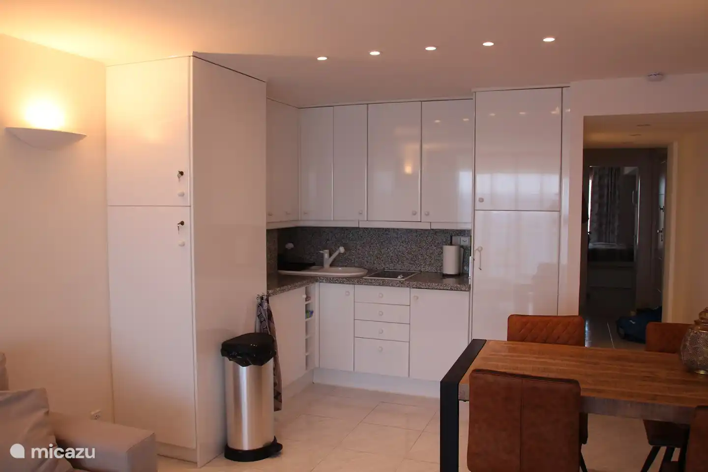 La cuisine avec table à manger