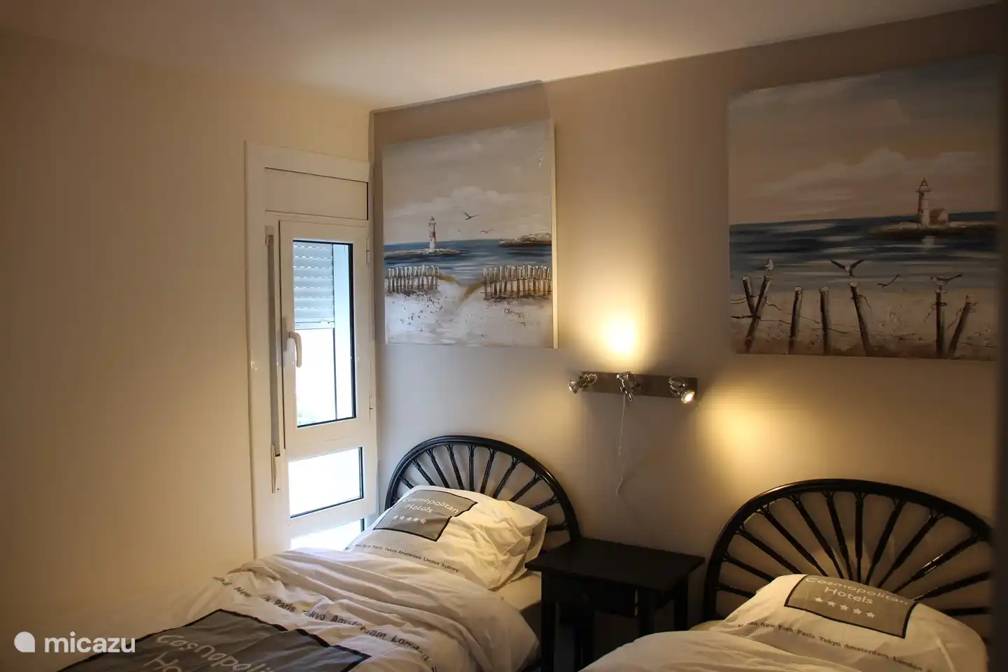 C'est la chambre avec deux lits simples et une petite fenêtre