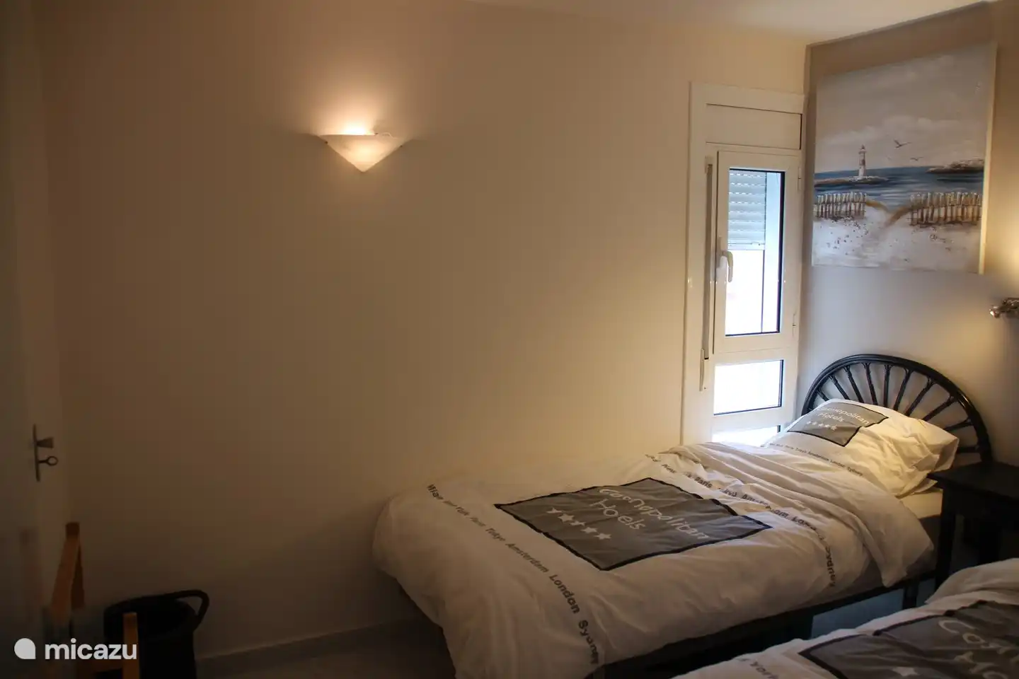 À l'extrême gauche de la photo, la grande armoire intégrée.