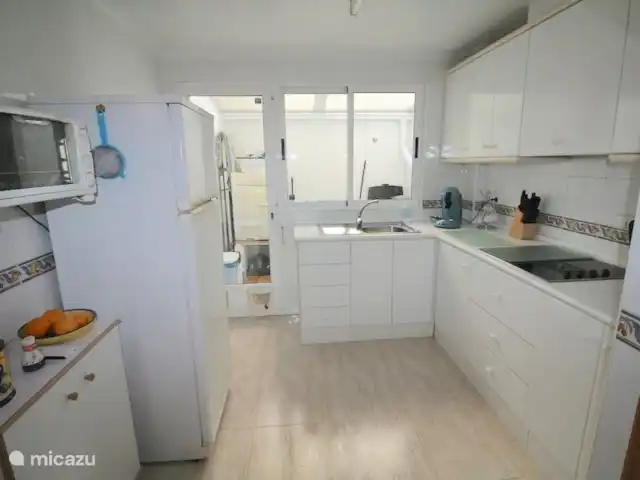 casa vacacional en España, Costa Blanca, Orihuela Costa – Casa Ooms internet fibra optica gratis Cocina con nevera grande con congelador, horno, Senseo, cafetera, tetera y lavadora. Secadora disponible en la despensa.