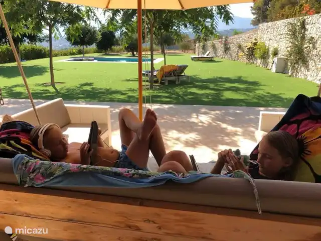 Finca Feliz en España, Costa Blanca, Benissa - villa Descansando en el porche con vistas al jardín y la piscina