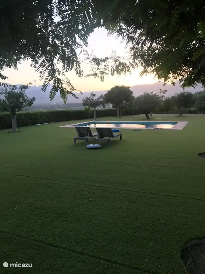 Prachtig grasveld met 6 ligbedden