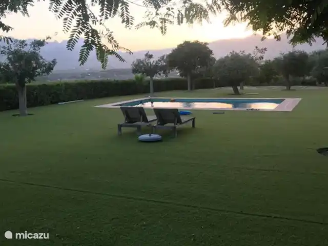 Finca Feliz en España, Costa Blanca, Benissa - villa Hermoso césped con 6 tumbonas.